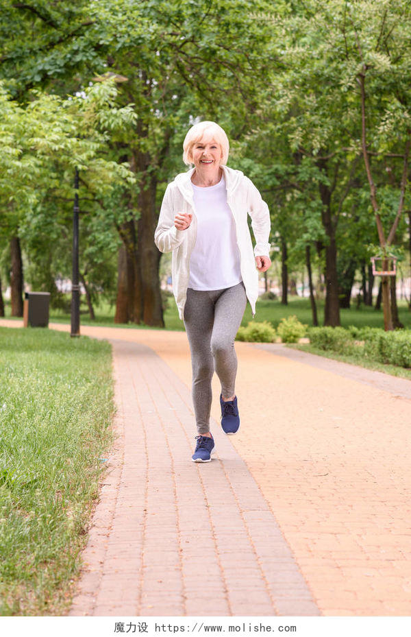 妇女在公园里跑步老人跑步运动健身跑步公园健身
